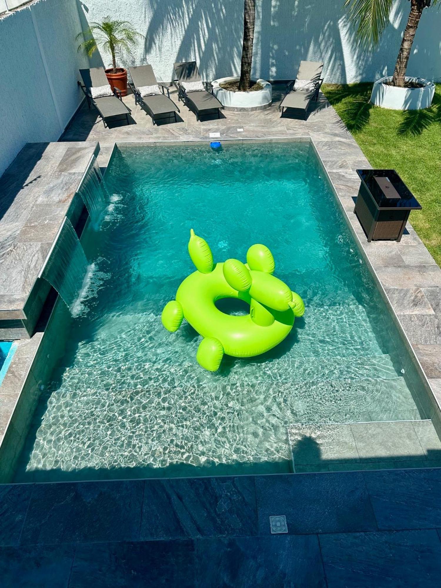 Lit King, Netflix & Piscine, Propre & Neuf